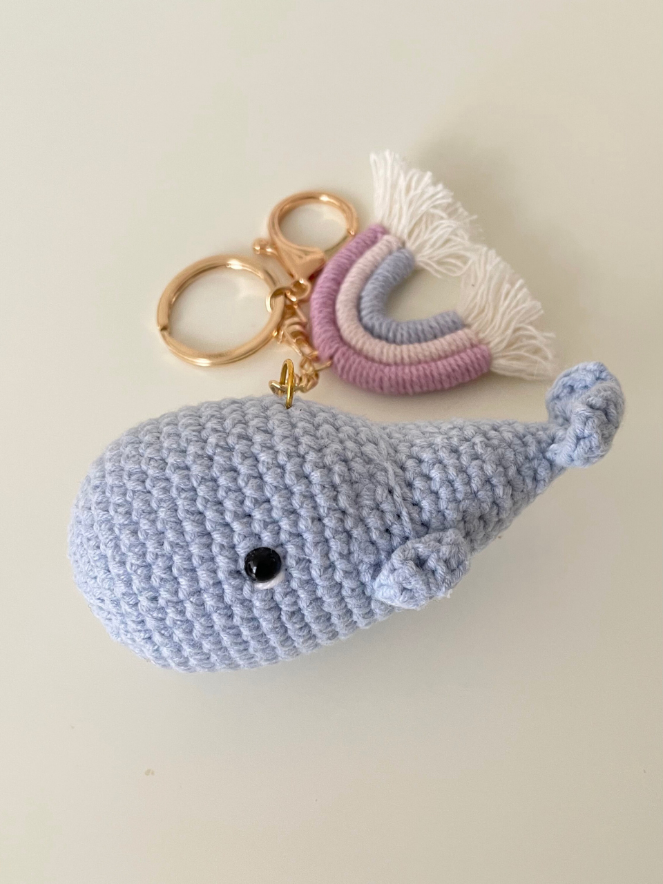 charm ballena arcoíris